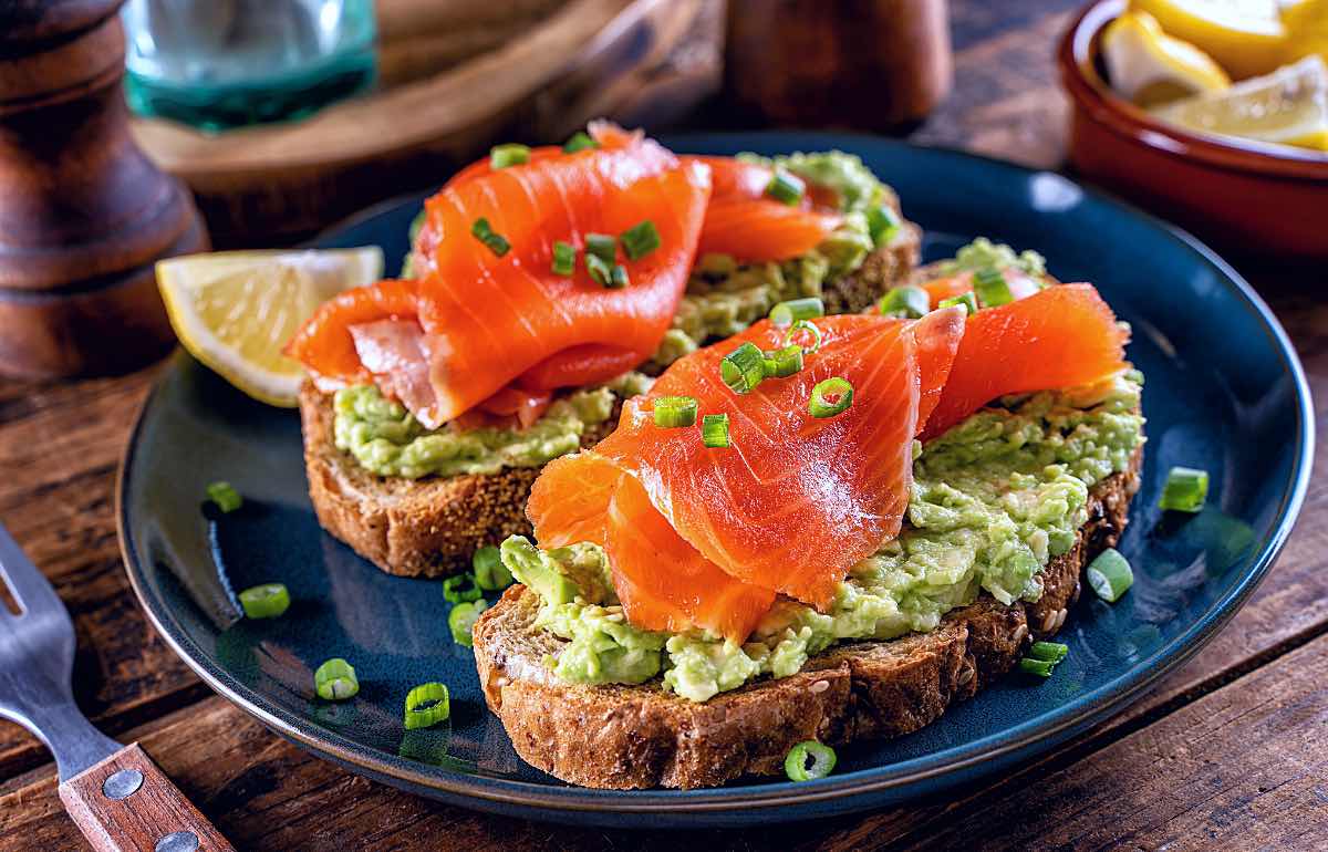 Proteinreiches Frühstück mit Lachs & Avocado