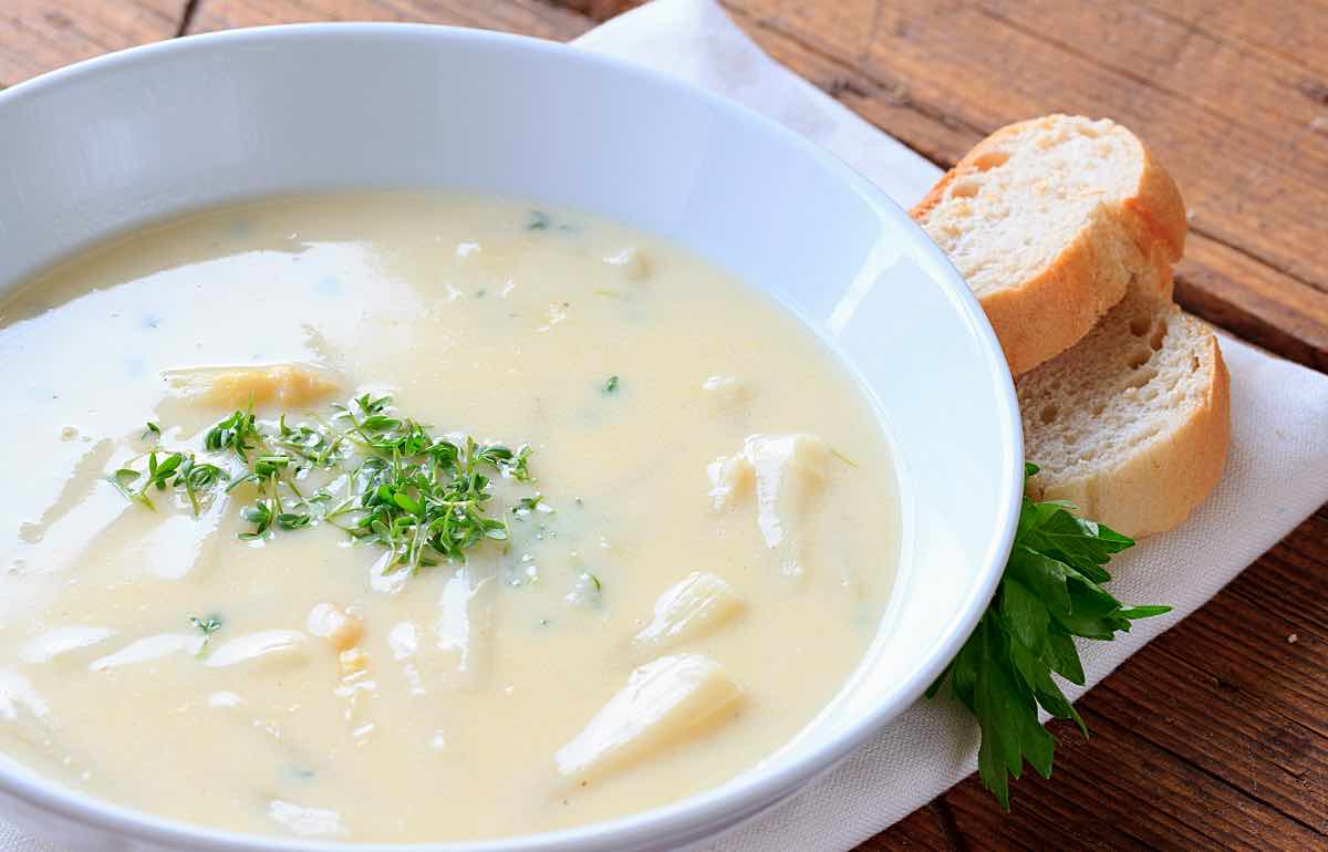 Spargelsuppe aus Spargelschalen
