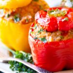 Ein klassisches Rezept für gefüllte Paprika mit Hackfleisch und Reis in aromatischer Tomatensoße. Einfaches Familienessen zum Vorbereiten, Einfrieren oder für den Airfryer.