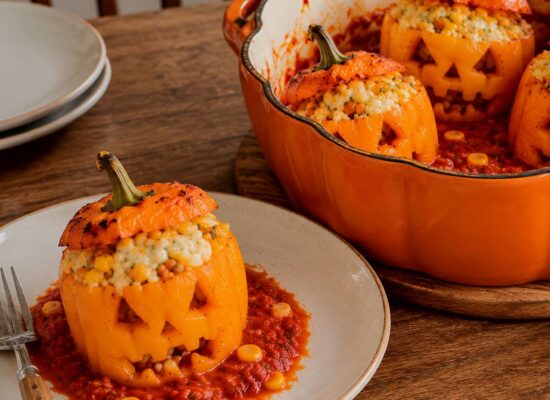 Leckere gefüllte Halloween-Paprika Monster