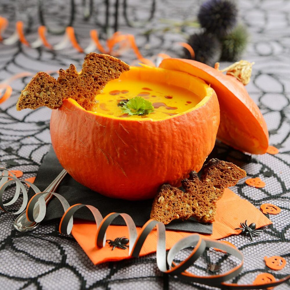Kürbissuppe im Kürbis mit Halloween Deko