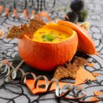 Kürbissuppe im Kürbis mit Halloween Deko