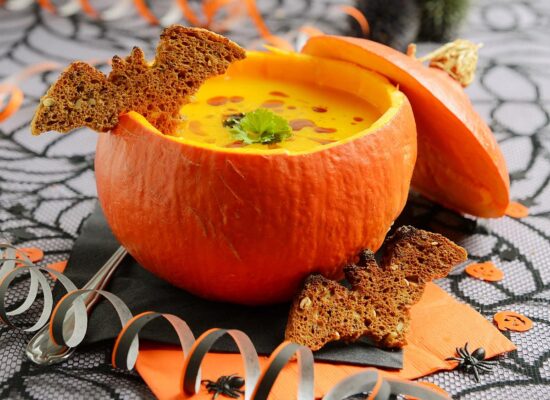Kürbissuppe im Kürbis mit Halloween Deko