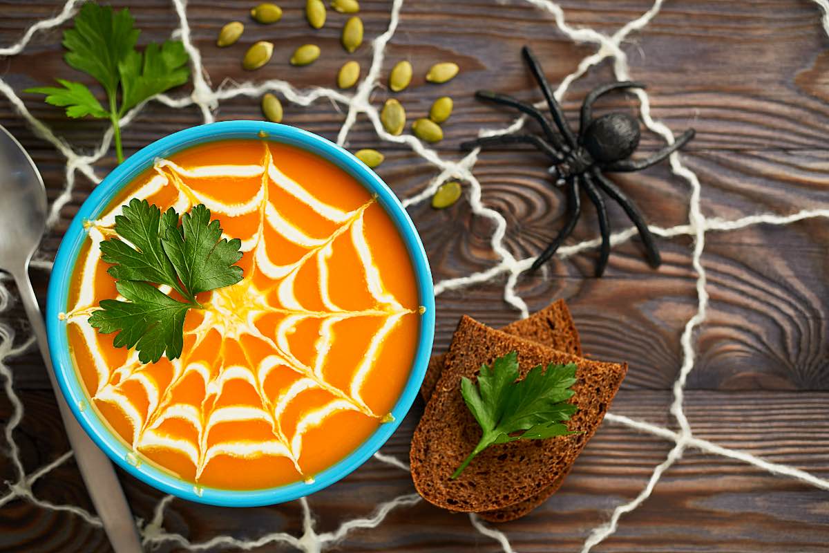 Kürbissuppe mit Spinnennetz