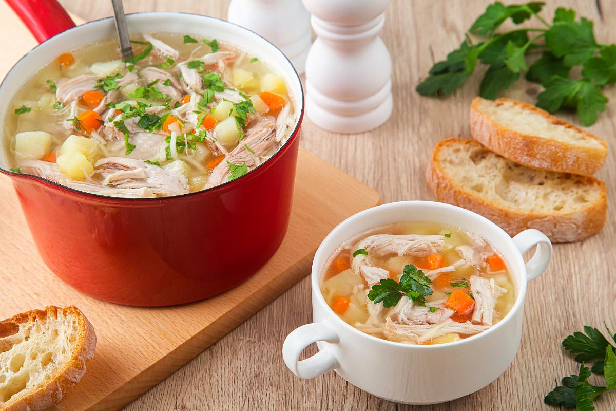 Kräftige Brühe mit Huhn und Gemüse