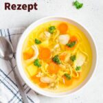 Einfaches Rezept für klassische Hühnersuppe mit Suppenhuhn und Gemüse. Das ganze Huhn wird mit Suppengrün und Gewürzen gekocht, das Fleisch von den Knochen gelöst und anschließend mit Möhren, Lauch und nach Wunsch Nudeln oder Reis in der Brühe serviert.