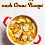 Klassisches Hühnersuppe Rezept wie bei Oma mit einem ganzen Suppenhuhn, Möhren, Sellerie, Lauch und Petersilie. Das Huhn wird langsam gekocht, anschließend wird das Fleisch ausgelöst und mit Gemüse in der kräftigen Brühe serviert.