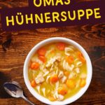 Klassisches Hühnersuppe Rezept wie bei Oma mit einem ganzen Suppenhuhn, Möhren, Sellerie, Lauch und Petersilie. Das Huhn köchelt langsam mit Gemüse und Gewürzen, bis eine kräftige Hühnerbrühe entsteht. Anschließend kommt das ausgelöste Hühnerfleisch zurück in die Suppe.
