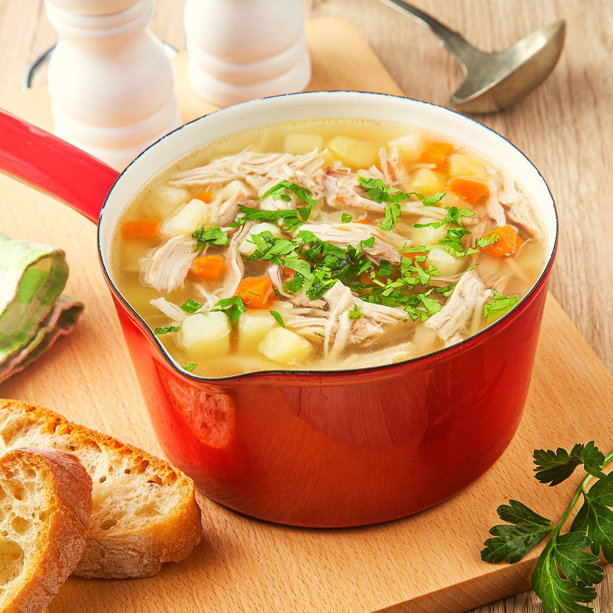 Omas Hühnersuppe kochen, Schritt für Schritt erklärt