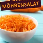 Omas Möhrensalat nach klassischem Rezept mit fein geriebenen Karotten, Zitrone, Zucker und Öl. Einfacher, saftiger Rohkostsalat wie früher, schnell selbst gemacht und ideal als Beilage.