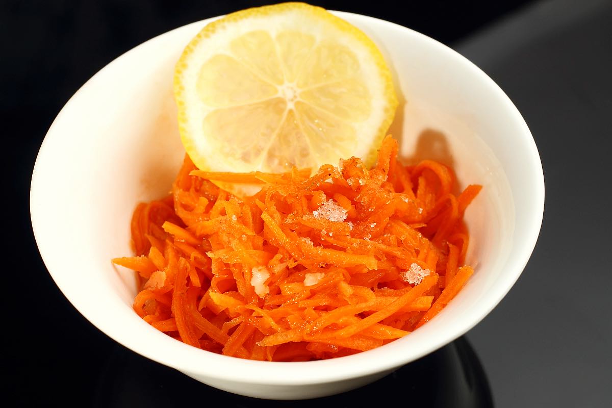 Möhrensalat mit Zucker und Zitrone