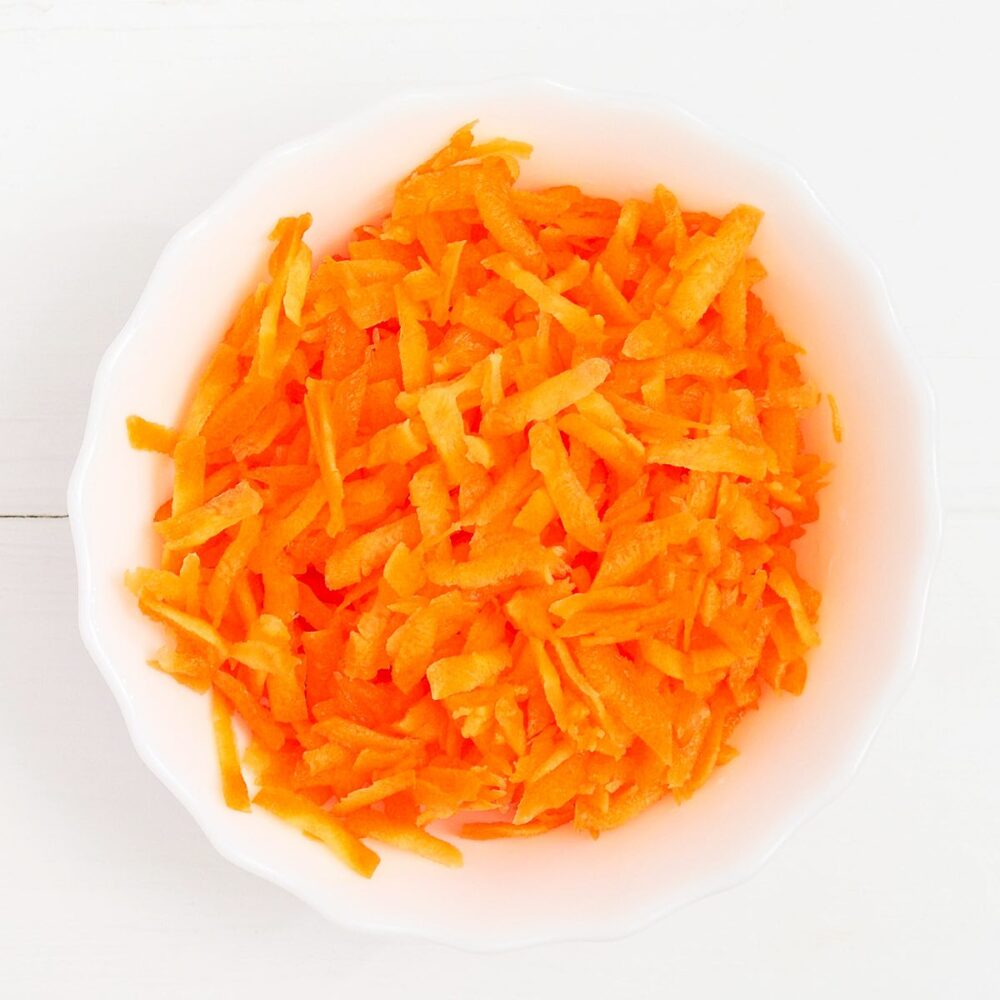 Karottensalat mit Zucker und Zitrone