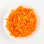 Karottensalat mit Zucker und Zitrone