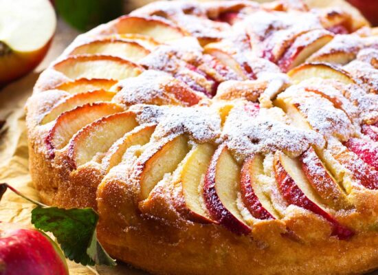 Saftiger Apfelkuchen mit vielen Äpfeln
