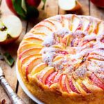 Einfaches Rezept für saftigen Apfelkuchen mit vielen Äpfeln, lockerem Rührteig und Zimt, ideal für die Apfelzeit und zum Backen im Herbst.