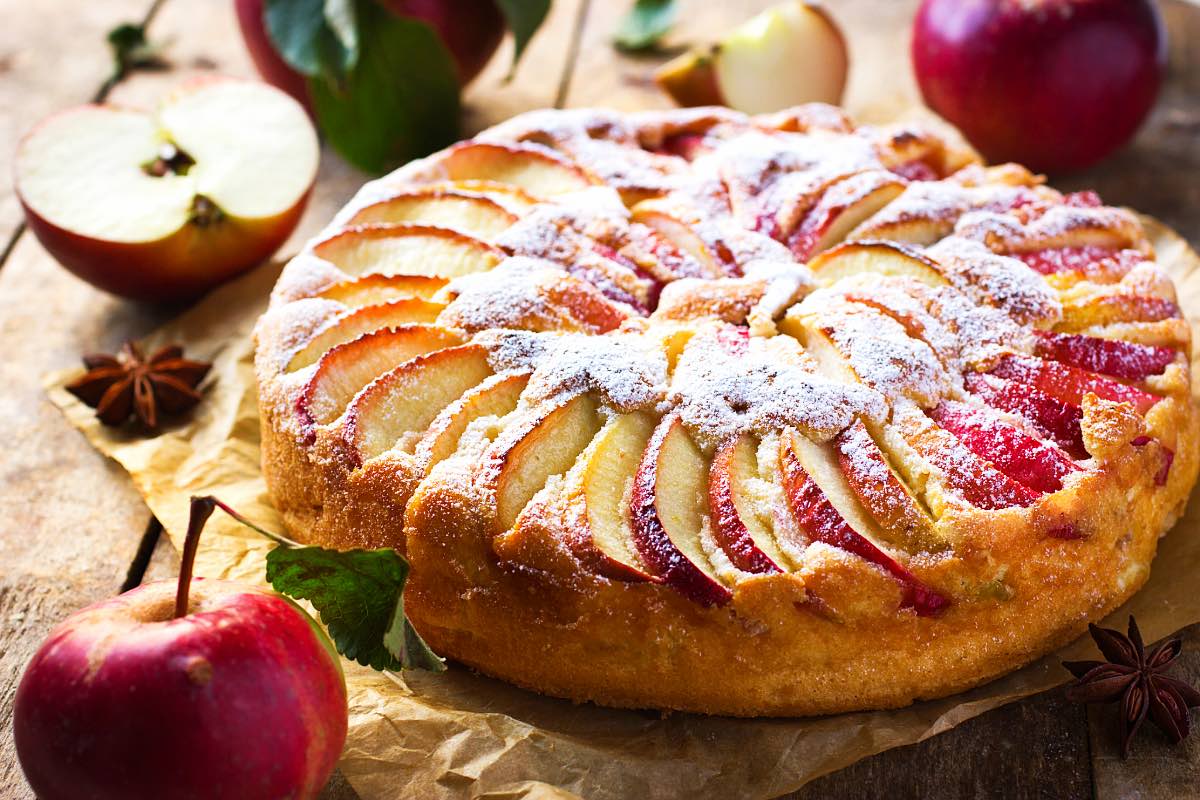 Saftiger Apfelkuchen mit vielen Äpfeln