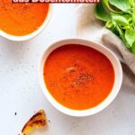 Einfaches Rezept zum Tomatensuppe selber machen mit Dosentomaten, Tomatenmark, Zwiebel, Knoblauch, Gemüsebrühe und Kräutern, das in etwa 30 Minuten fertig ist.